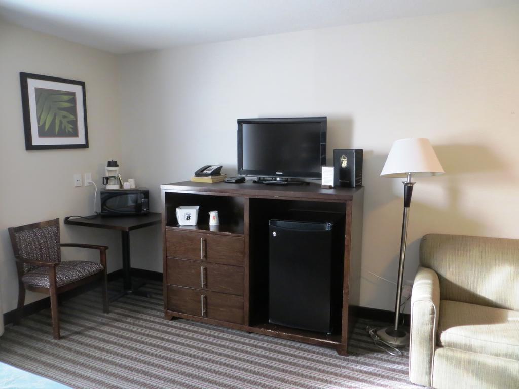 Super 8 By Wyndham Saskatoon Near Downtown Hotel Exterior photo