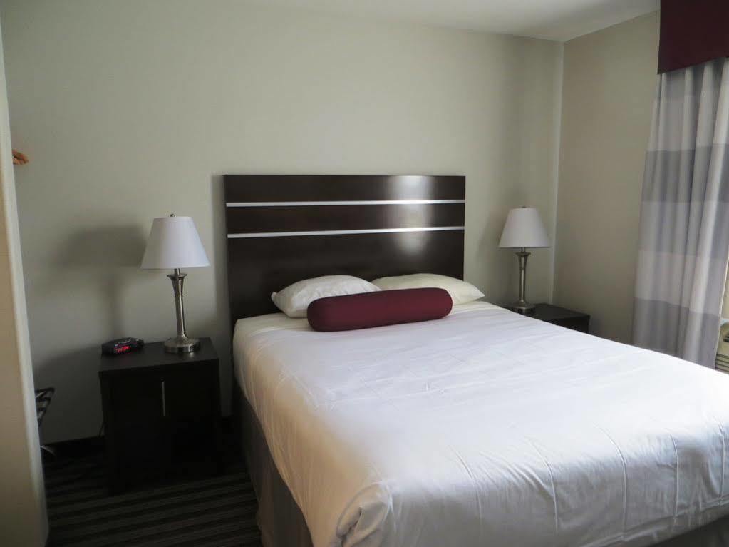 Super 8 By Wyndham Saskatoon Near Downtown Hotel Exterior photo